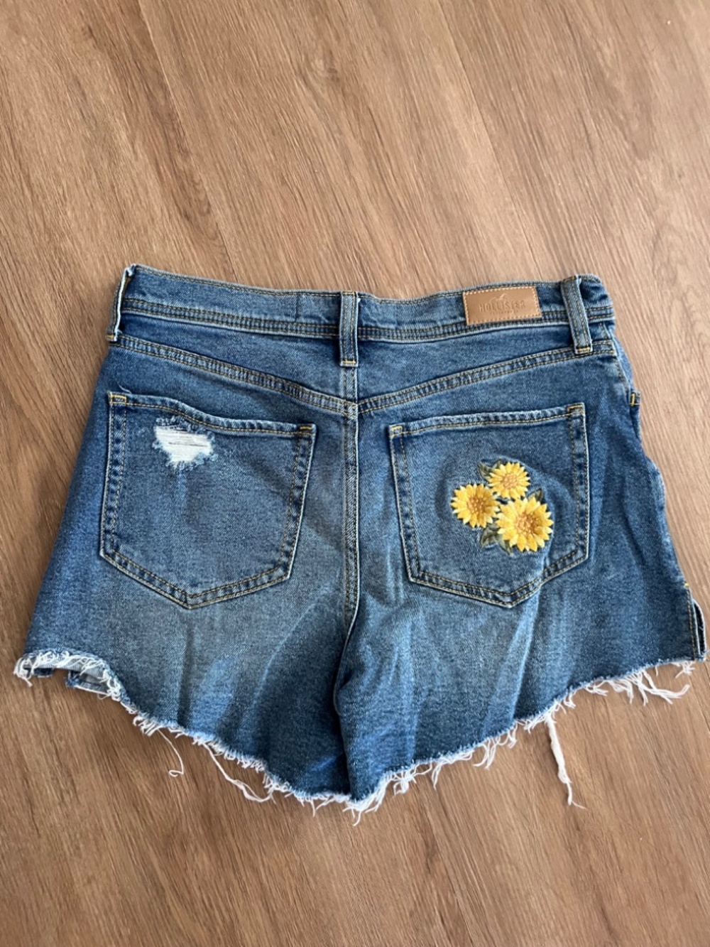 Hollister High Rise Stretch Distressed Vintage Jean Shorts Boho Flower/Sz 7/W 28